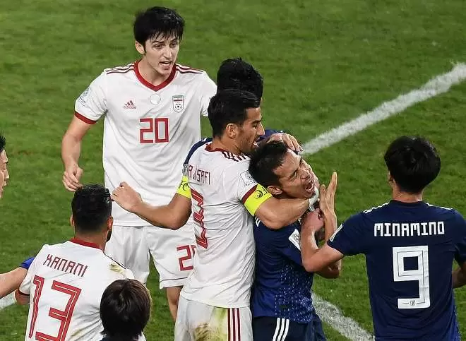 サッカー 会場騒然 日本 イラン戦終了間際に乱闘勃発 相手エースfwアズムンが柴崎の顔面に張り手 なぜ長友にイエロー 2 サッカー 会場騒然 日本 イラン戦終了間際に乱闘勃発 相手エースfwアズムンが柴崎の顔面に張り手 なぜ長友にイエロー 2