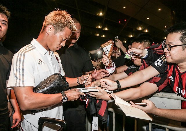 本田圭佑 プレシーズンphotoダイアリー ドバイ経由で上海へ到着 熱烈な歓迎を受ける サッカーダイジェストweb 本田圭佑 プレシーズンphotoダイアリー ドバイ経由で上海へ到着 熱烈な歓迎を受ける サッカーダイジェストweb