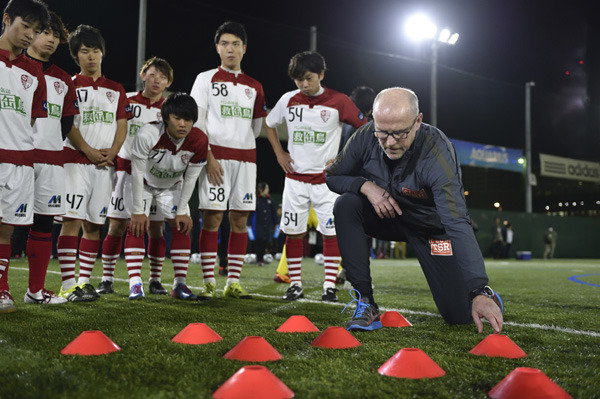 ドイツサッカーの名将トーマス シャーフが来日 東京豊洲で指導者向けの特別講演会 実技指導研修会を開催 サッカーダイジェストweb