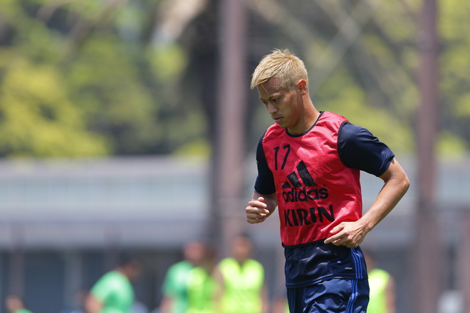 ブルガリア戦は欠場の本田圭佑 ２戦目に関しては 今の段階では断言できない サッカーダイジェストweb