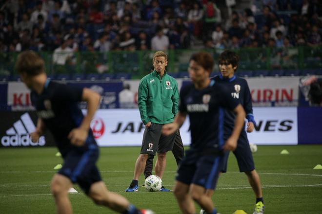 ベンチから2試合を見守った本田圭佑 収穫は 負けたこと ときっぱり サッカーダイジェストweb ベンチから2試合を見守った本田圭佑 収穫は 負けたこと ときっぱり サッカーダイジェストweb