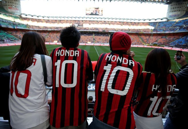 本田圭佑は新シーズンも ミランの10番 伊メディアはアジア市場でのユニホーム売上を強調 サッカーダイジェストweb