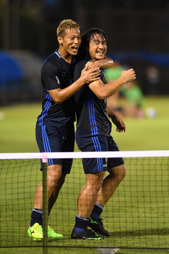 日本代表 本田 岡崎ペアが意地の同点弾 欧州組同士のフットバレー対決の結末は サッカーダイジェストweb 日本代表 本田 岡崎ペアが意地の同点弾 欧州組同士のフットバレー対決の結末は サッカーダイジェストweb