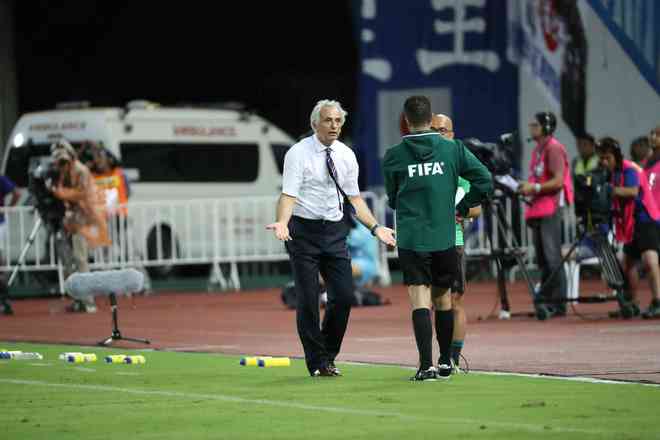 日本代表 ハリルも困惑 試合そっちのけで第4審判に猛抗議 サッカーダイジェストweb 日本代表 ハリルも困惑 試合そっちのけで第4審判に猛抗議 サッカーダイジェストweb