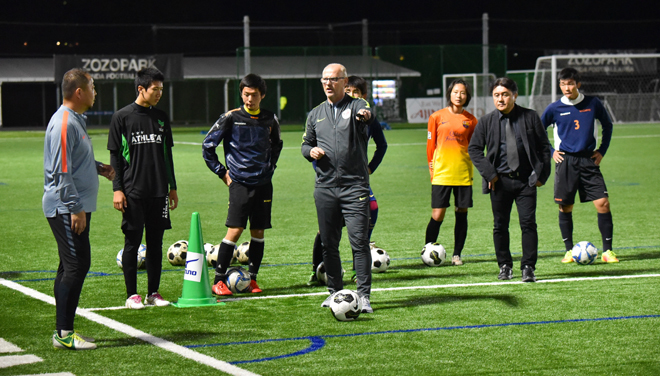 ドイツサッカーの名将トーマス シャーフが指導者講演会と高校生プレーヤーへのクリニックを実施 サッカーダイジェストweb ドイツサッカーの名将トーマス シャーフが指導者講演会と高校生プレーヤーへのクリニックを実施 サッカーダイジェストweb
