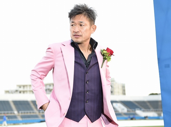 J2 Photo 50歳のキングカズ 最年長出場記録を更新 ド派手なピンクスーツ姿も披露 サッカーダイジェストweb