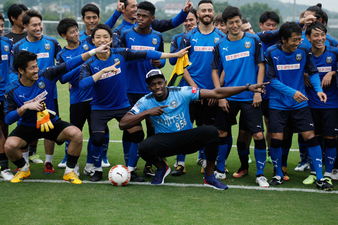 ウサイン ボルトが川崎フロンターレに加入して小林悠と協力プレーを披露 サッカーダイジェストweb ウサイン ボルトが川崎フロンターレに加入して小林悠と協力プレーを披露 サッカーダイジェストweb