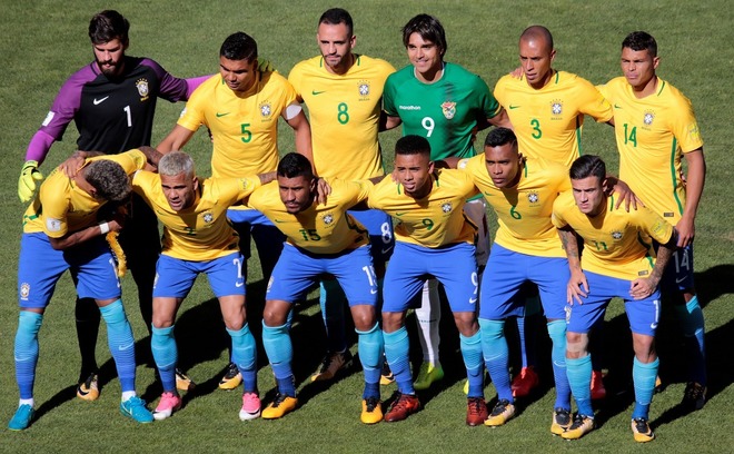 あれ なぜ集合写真に12人 ブラジル代表イレブンが 元同胞 に粋な計らい サッカーダイジェストweb