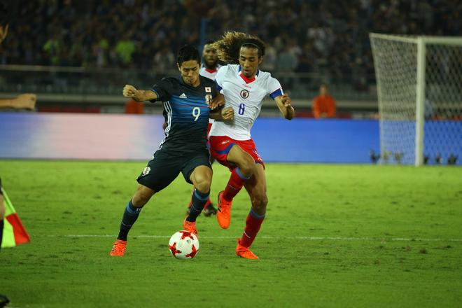 今は早く家に帰って寝たい 笑 大阪生まれのハイチ代表 エリボーが語った充実感 サッカーダイジェストweb 今は早く家に帰って寝たい 笑 大阪生まれのハイチ代表 エリボーが語った充実感 サッカーダイジェストweb