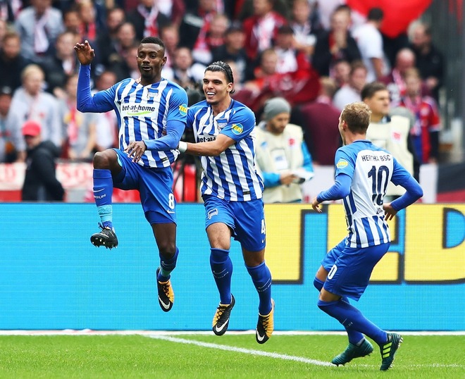 ヘルタの選手 スタッフ全員が 片膝つき で人種差別とトランプ大統領にno サッカーダイジェストweb ヘルタの選手 スタッフ全員が 片膝つき で人種差別とトランプ大統領にno サッカーダイジェストweb