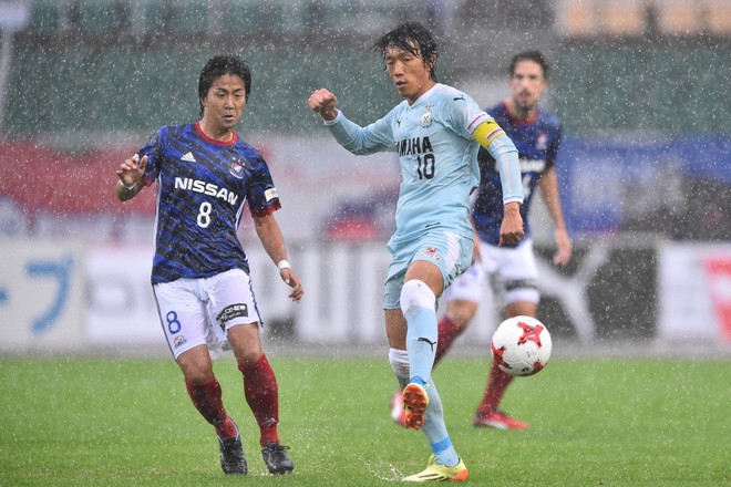 まるで田んぼのようなピッチ 雨中の決戦を磐田が制す サッカーダイジェストweb