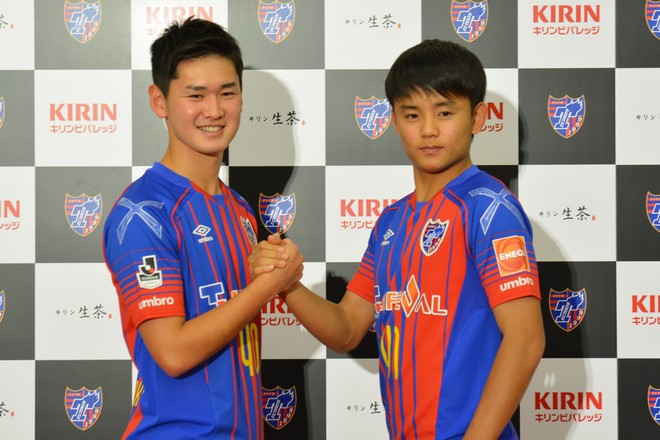 Fc東京 平川怜と久保建英が入団会見 プロ契約を交わした二人が決意を示す サッカーダイジェストweb Fc東京 平川怜と久保建英が入団会見 プロ契約を交わした二人が決意を示す サッカーダイジェストweb