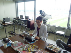サッカー解説者 玉乃淳がオススメする いつでもどこでもサッカー観戦を楽しめる究極メカ スリングボックス サッカーダイジェストweb サッカー解説者 玉乃淳がオススメする いつでもどこでもサッカー観戦を楽しめる究極メカ スリングボックス サッカーダイジェストweb