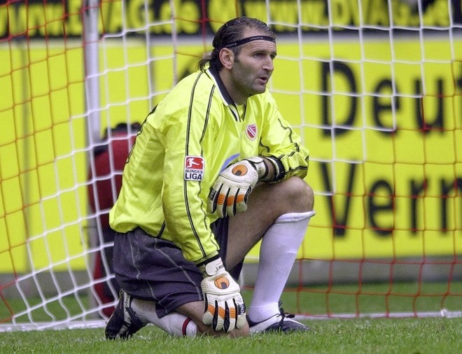 Pkスポットをボールと間違えた ブンデス公式が あり得ないgkのミス トップ10を公開 サッカーダイジェストweb Pkスポットをボールと間違えた ブンデス公式が あり得ないgkのミス トップ10を公開 サッカーダイジェストweb