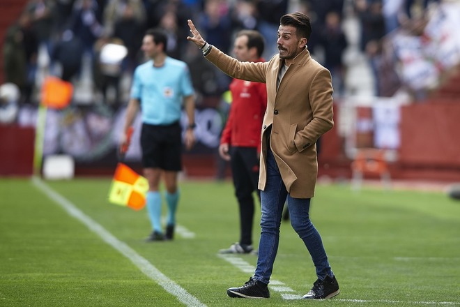 スペイン2部で衝撃 レオネサ指揮官がなんとタッチライン際で敵カウンターを阻止 サッカーダイジェストweb スペイン2部で衝撃 レオネサ指揮官がなんとタッチライン際で敵カウンターを阻止 サッカーダイジェストweb