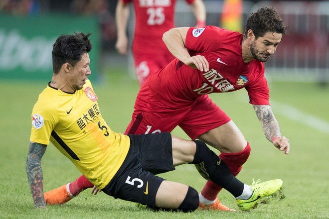 代えのユニホームがない Aclで珍事 出血した広州恒大dfが 自作ユニ でピッチに登場するも サッカーダイジェストweb 代えのユニホームがない Aclで珍事 出血した広州恒大dfが 自作ユニ でピッチに登場するも サッカーダイジェストweb