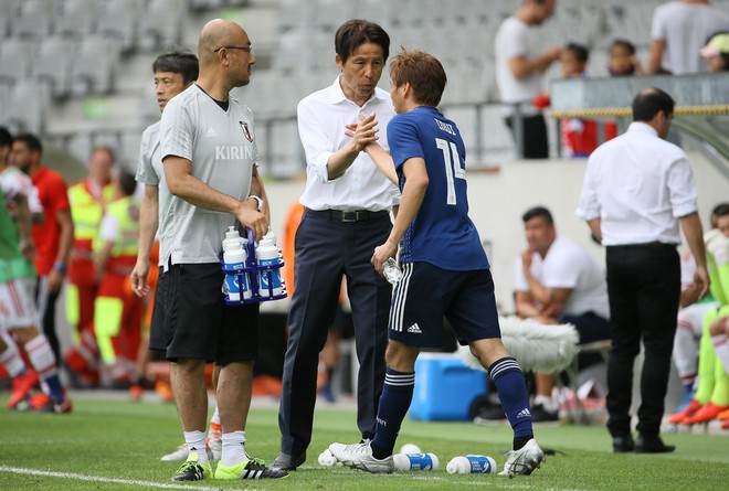 これぞ西野流ジョーク 乾貴士の2ゴールを生み出したハーフタイムのある一言 サッカーダイジェストweb