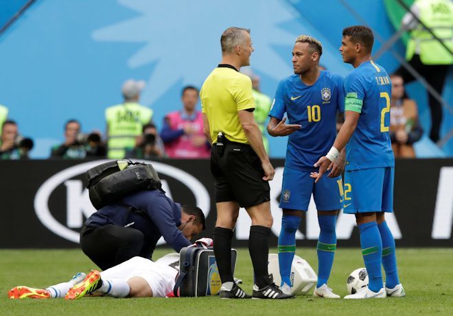 ブラジル代表で内紛勃発か T シウバ主将の 当然の行動 をネイマールが激しく罵倒 サッカーダイジェストweb