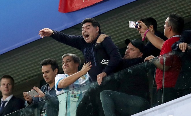 もの笑いの種だ 母国勝利で暴走のマラドーナに 宿敵 が強烈ダメ出し ロシアw杯 サッカーダイジェストweb もの笑いの種だ 母国勝利で暴走のマラドーナに 宿敵 が強烈ダメ出し ロシアw杯 サッカーダイジェストweb