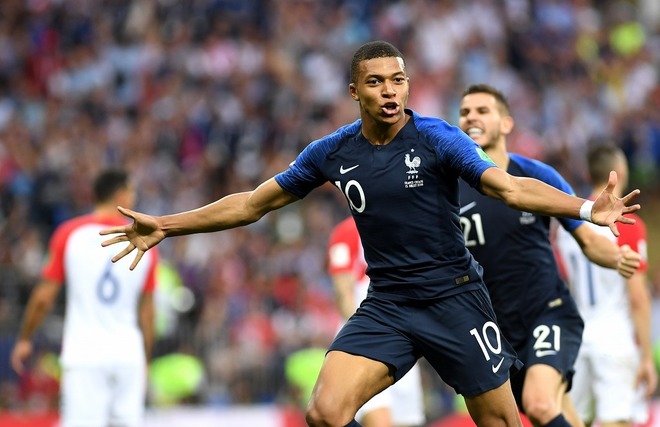 英雄たちの偉業だ 2番目の星が輝く フランス代表の戴冠に仏メディアも歓喜の嵐 ロシアw杯 サッカーダイジェストweb 英雄たちの偉業だ 2番目の星が輝く フランス代表の戴冠に仏メディアも歓喜の嵐 ロシアw杯 サッカーダイジェストweb