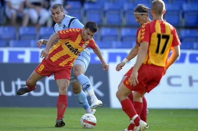 史上最低のタックル誕生 Cl予選で敵に ドロップキック をお見舞いする衝撃の退場劇 サッカーダイジェストweb 史上最低のタックル誕生 Cl予選で敵に ドロップキック をお見舞いする衝撃の退場劇 サッカーダイジェストweb