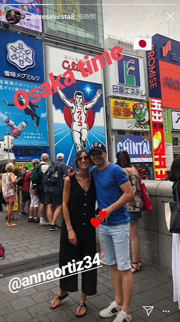 イニエスタ夫妻が大阪ミナミの戎橋に登場 世界的名手がまさかの おもしろ顔 も サッカーダイジェストweb イニエスタ夫妻が大阪ミナミの戎橋に登場 世界的名手がまさかの おもしろ顔 も サッカーダイジェストweb