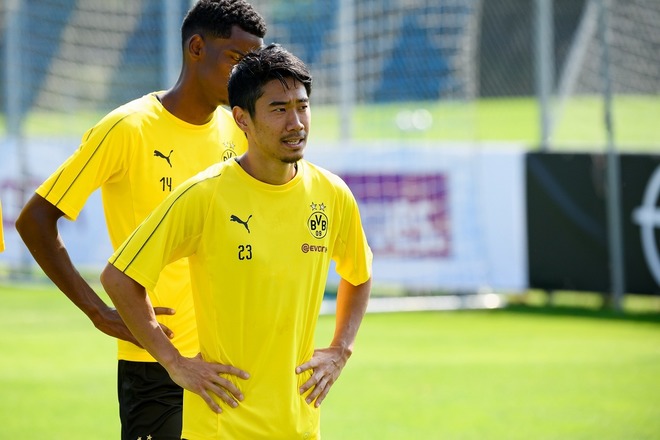 残留決定の香川真司がクラブ公式ツイッターに登場 パクついた ソウルフード は サッカーダイジェストweb 残留決定の香川真司がクラブ公式ツイッターに登場 パクついた ソウルフード は サッカーダイジェストweb
