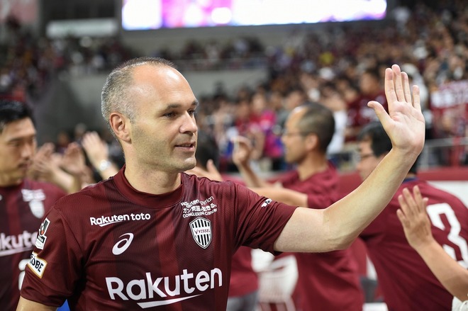 素敵なファミリー イニエスタ一家がtdlで記念ショット 天使すぎるキッズたちも サッカーダイジェストweb