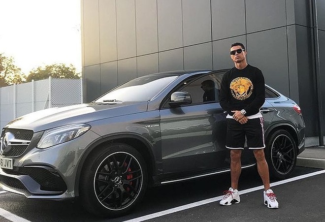 クリロナ最新の 愛車 は特別仕様のメルセデス 気になるお値段は意外にも サッカーダイジェストweb クリロナ最新の 愛車 は特別仕様のメルセデス 気になるお値段は意外にも サッカーダイジェストweb