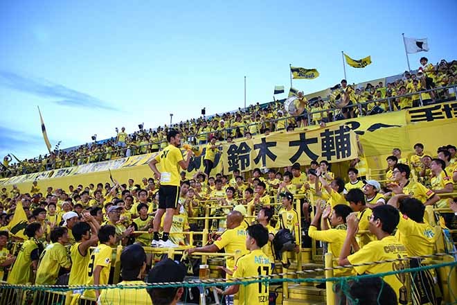 柏レイソルphoto 柏に電撃復帰した鈴木大輔がサポーターとビールで乾杯 サッカーダイジェストweb 柏レイソルphoto 柏に電撃復帰した鈴木大輔がサポーターとビールで乾杯 サッカーダイジェストweb