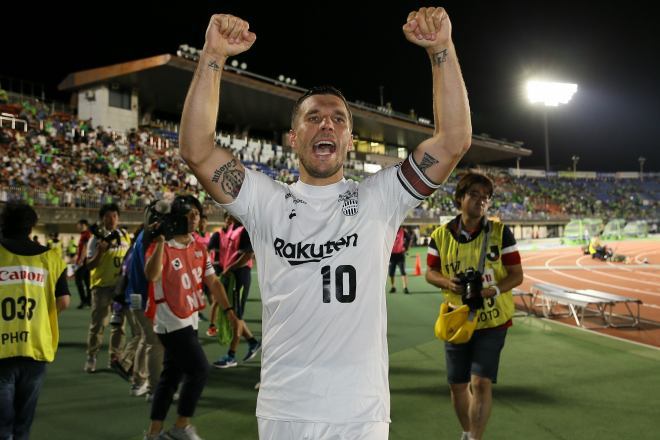 ポドルスキが仰天のコスプレ姿を披露 オレンジの道着に身を包み あの 必殺技 ポーズも サッカーダイジェストweb ポドルスキが仰天のコスプレ姿を披露 オレンジの道着に身を包み あの 必殺技 ポーズも サッカーダイジェストweb