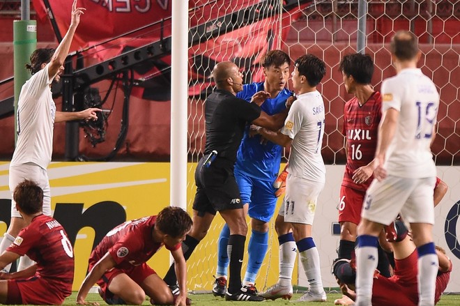 アジアの審判まじで無理 頭突きと蹴りはレッドでは Acl準決勝 鹿島 水原サポから審判への不満が噴出 サッカーダイジェストweb アジアの審判まじで無理 頭突きと蹴りはレッドでは Acl準決勝 鹿島 水原サポから審判への不満が噴出 サッカーダイジェストweb