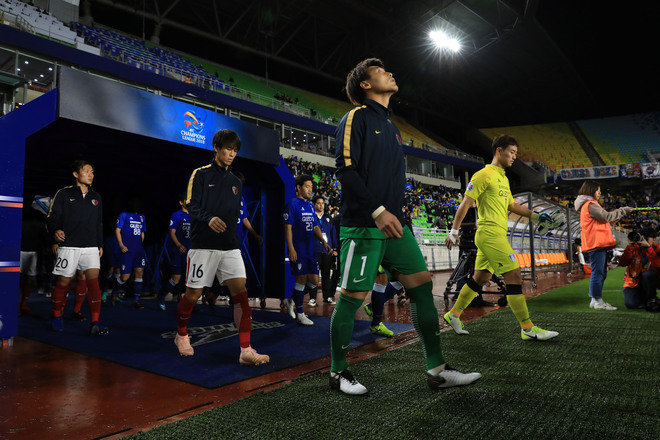 鹿島 大ブーイングを響かせた水原三星サポに対し クォン スンテが示したある行動 サッカーダイジェストweb 鹿島 大ブーイングを響かせた水原三星サポに対し クォン スンテが示したある行動 サッカーダイジェストweb