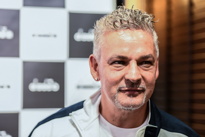 ロベルト バッジョphoto 緊急来日にファン歓喜 イタリアの至宝が渋谷でファンと笑顔で交流 サッカーダイジェストweb ロベルト バッジョphoto 緊急来日にファン歓喜 イタリアの至宝が渋谷でファンと笑顔で交流 サッカーダイジェストweb