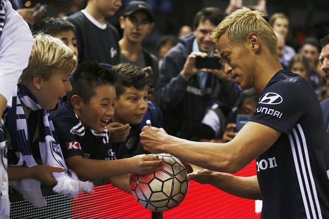 まさに神対応 日本のnewキング 本田圭佑の懇切丁寧なファンサービス動画に反響続々 サッカーダイジェストweb まさに神対応 日本のnewキング 本田圭佑の懇切丁寧なファンサービス動画に反響続々 サッカーダイジェストweb