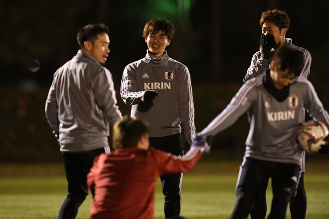 日本代表 4世代が輪になって賑やかに 全体練習後の楽しげな 自主トレ サッカーダイジェストweb 日本代表 4世代が輪になって賑やかに 全体練習後の楽しげな 自主トレ サッカーダイジェストweb