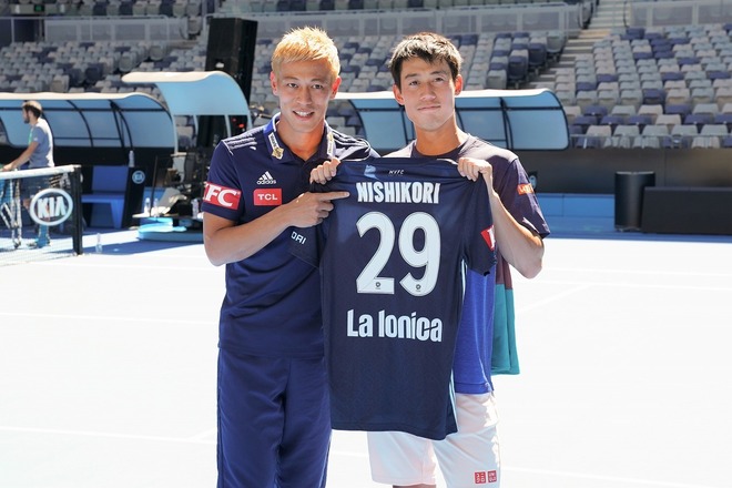 なんか似てますね このコラボはヤバイって 全豪オープンのイベントに本田圭佑が登場 世界9位の錦織圭を激励 サッカーダイジェストweb なんか似てますね このコラボはヤバイって 全豪オープンのイベントに本田圭佑が登場 世界9位の錦織圭を激励 サッカーダイジェストweb