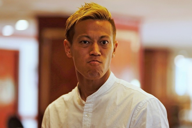 モデルみたいで素敵 もしや口ひげ 本田圭佑が公開した アロハ風私服 にファン反響 サッカーダイジェストweb モデルみたいで素敵 もしや口ひげ 本田圭佑が公開した アロハ風私服 にファン反響 サッカーダイジェストweb