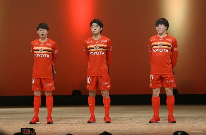 Photo 19シーズンを戦うjクラブの新ユニホームを一挙紹介 サッカーダイジェストweb Photo 19シーズンを戦うjクラブの新ユニホームを一挙紹介 サッカーダイジェストweb