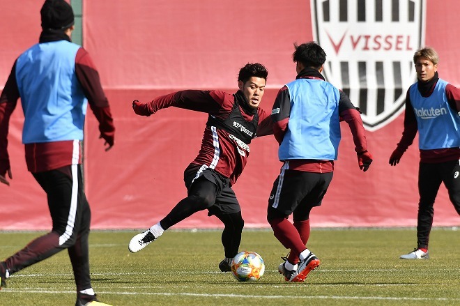 ビジャ イニエスタ ポドルスキらを擁する神戸が始動 新加入の山口蛍が驚いたのは サッカーダイジェストweb