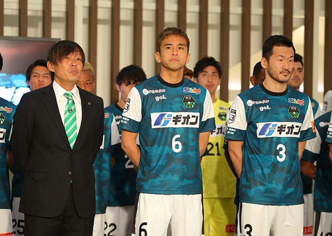 Sc相模原 新体制photo 稲本潤一が相模原に降臨 18人の新加入選手がサポーターの前に勢揃い サッカーダイジェストweb Sc相模原 新体制photo 稲本潤一が相模原に降臨 18人の新加入選手がサポーターの前に勢揃い サッカーダイジェストweb