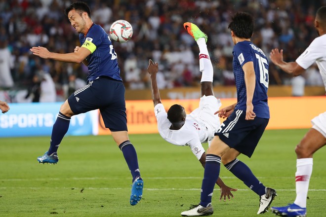 日本 痛恨の先制点献上 大会得点王 アルモエズ アリのオーバーヘッドをくらう アジア杯 サッカーダイジェストweb 日本 痛恨の先制点献上 大会得点王 アルモエズ アリのオーバーヘッドをくらう アジア杯 サッカーダイジェストweb