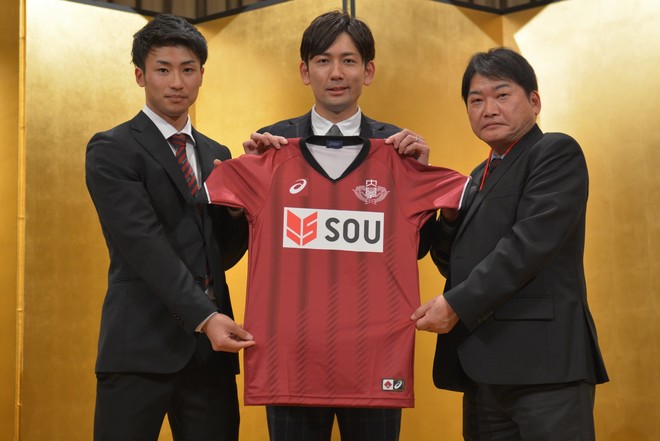 早稲田大が創部史上初めてユニホームに企業ロゴを掲示 元ガンバmfが社長を務める株式会社souとパートナーシップ契約を締結 サッカーダイジェストweb 早稲田大が創部史上初めてユニホームに企業ロゴを掲示 元ガンバmfが社長を務める株式会社souとパートナーシップ契約を締結 サッカーダイジェストweb