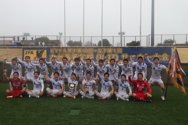 鹿児島城西が九州新人大会を制覇 苦難の1年を乗り越え 復活の狼煙を上げる サッカーダイジェストweb 鹿児島城西が九州新人大会を制覇 苦難の1年を乗り越え 復活の狼煙を上げる サッカーダイジェストweb