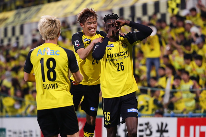 オルンガphoto 前宙披露 ゴールパフォーマンスが超カッコいい 柏の オルンガ 特集 サッカーダイジェストweb オルンガphoto 前宙披露 ゴールパフォーマンスが超カッコいい 柏の オルンガ 特集 サッカーダイジェストweb