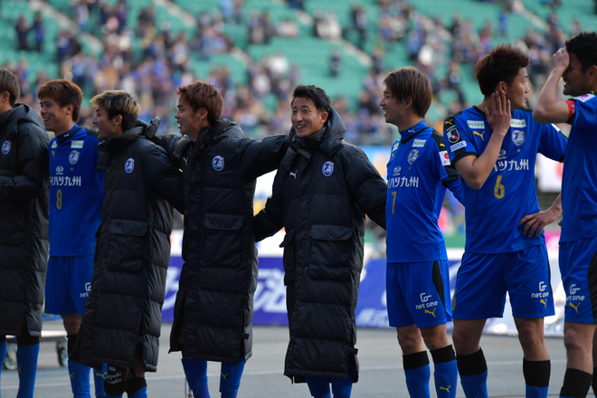 大分トリニータphoto J1ホーム戦10年ぶりの勝利 笑顔があふれる大分の選手 サポーター サッカーダイジェストweb 大分トリニータphoto J1ホーム戦10年ぶりの勝利 笑顔があふれる大分の選手 サポーター サッカーダイジェストweb