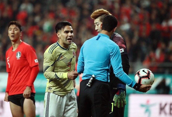 え 親善試合なのに 韓国の時間稼ぎにファルカオが激高 なんと救急箱を豪快に投げ捨てて サッカーダイジェストweb え 親善試合なのに 韓国の時間稼ぎにファルカオが激高 なんと救急箱を豪快に投げ捨てて サッカーダイジェストweb