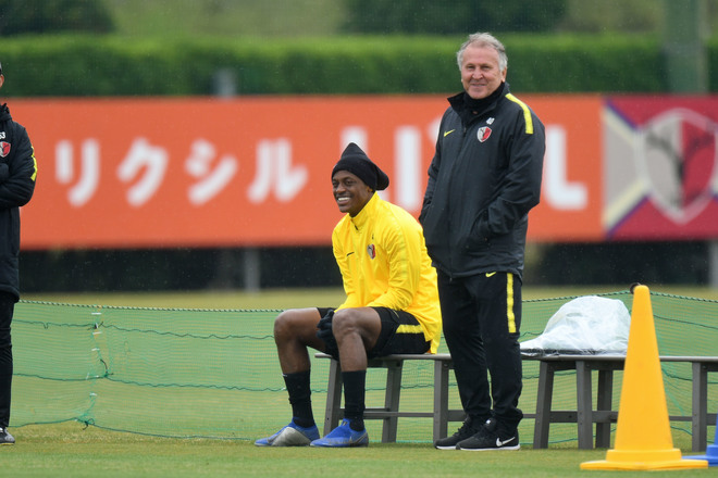 鹿島 オフ明けの練習でひとりピッチに残ったレオ シルバ ジーコと何を話していた サッカーダイジェストweb 鹿島 オフ明けの練習でひとりピッチに残ったレオ シルバ ジーコと何を話していた サッカーダイジェストweb