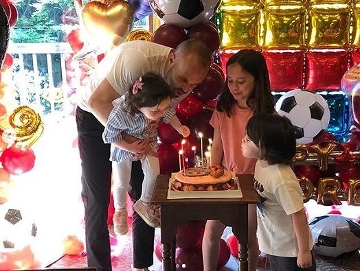Photo 世界中の名手からイニエスタに届いた 誕生日メッセージ を一挙総覧 自宅パーティーでの巨大装飾も サッカーダイジェストweb Photo 世界中の名手からイニエスタに届いた 誕生日メッセージ を一挙総覧 自宅パーティーでの巨大装飾も サッカーダイジェストweb