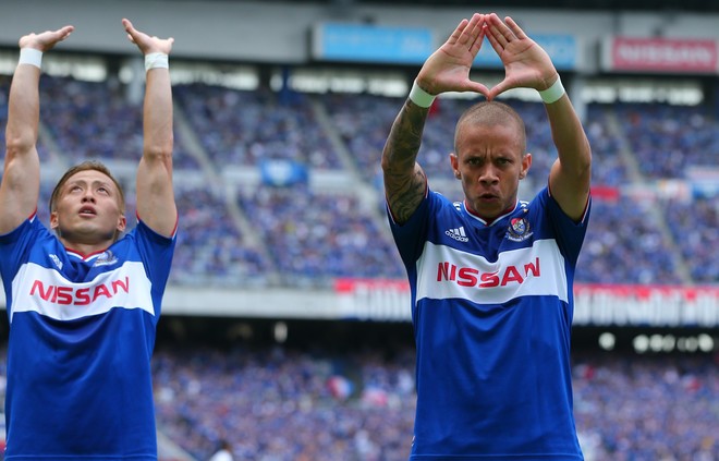 横浜 必殺技 を決めるマルコスの隣で 仲川輝人が その場のノリで 取った行動とは サッカーダイジェストweb 横浜 必殺技 を決めるマルコスの隣で 仲川輝人が その場のノリで 取った行動とは サッカーダイジェストweb